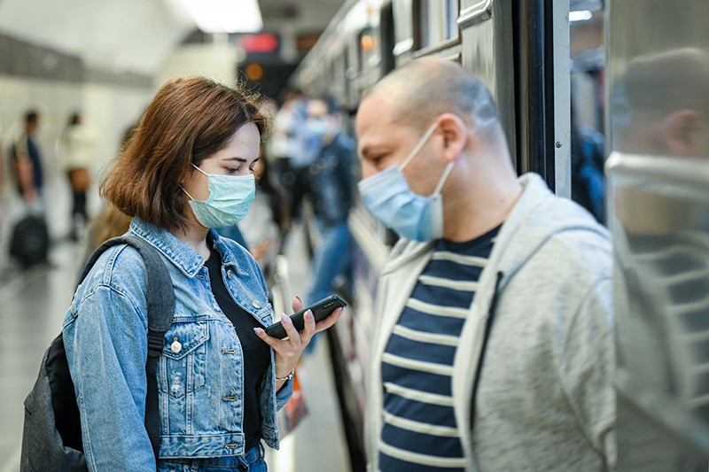 Пассажиры в медицинских масках в метро