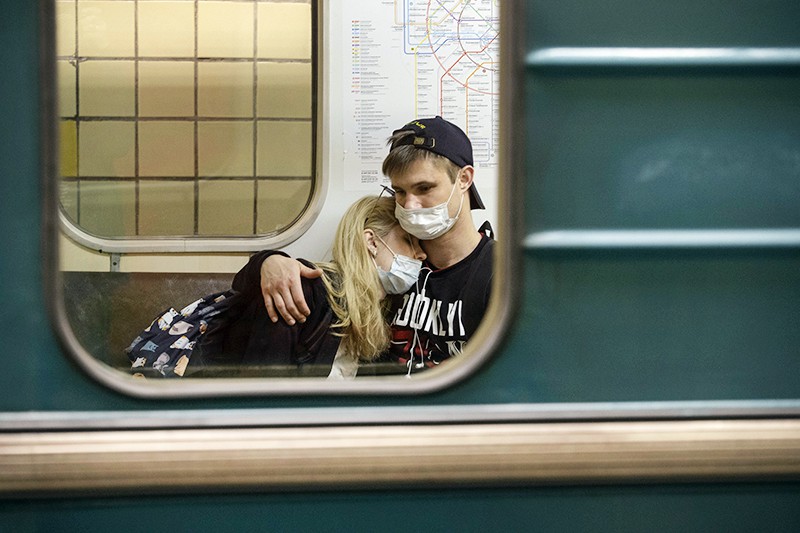 Люди в медицинских масках в метро