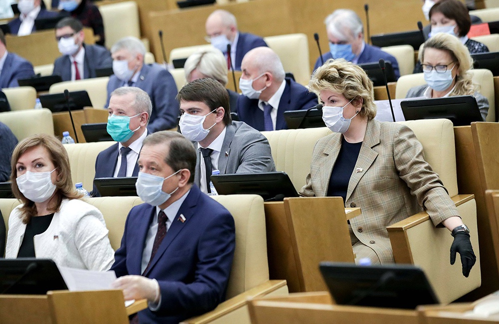 Депутаты Госдумы в медицинских масках