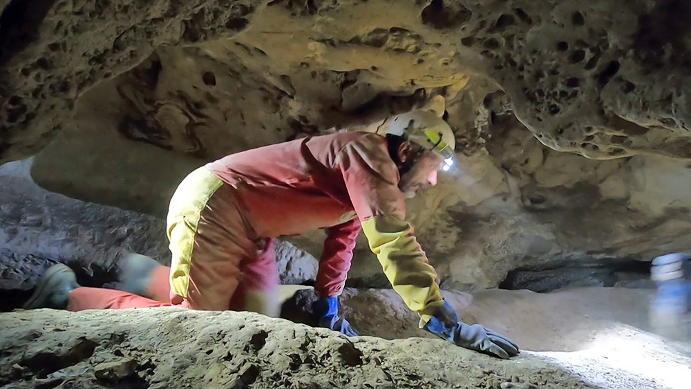 Спелеологи в пещере