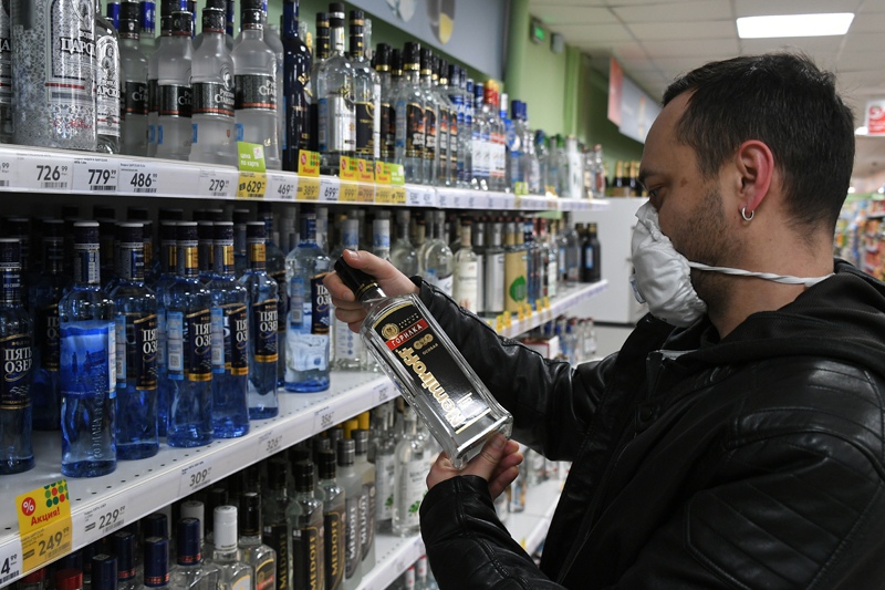 Лицам, не достигшим возраста 21 года, предлагается запретить продавать крепкие алкогольные напитки