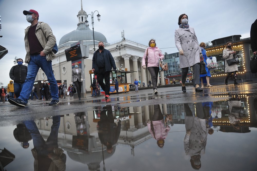 Прохожие в Москве во время карантина 