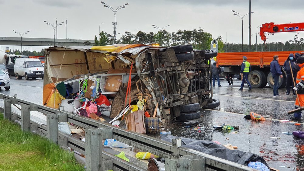 Авария большегрузов собрала пробку на мосту под Челябинском - 14 августа - ру