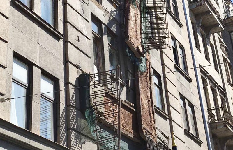 Место обрушения балконов в Санкт-Петербурге
