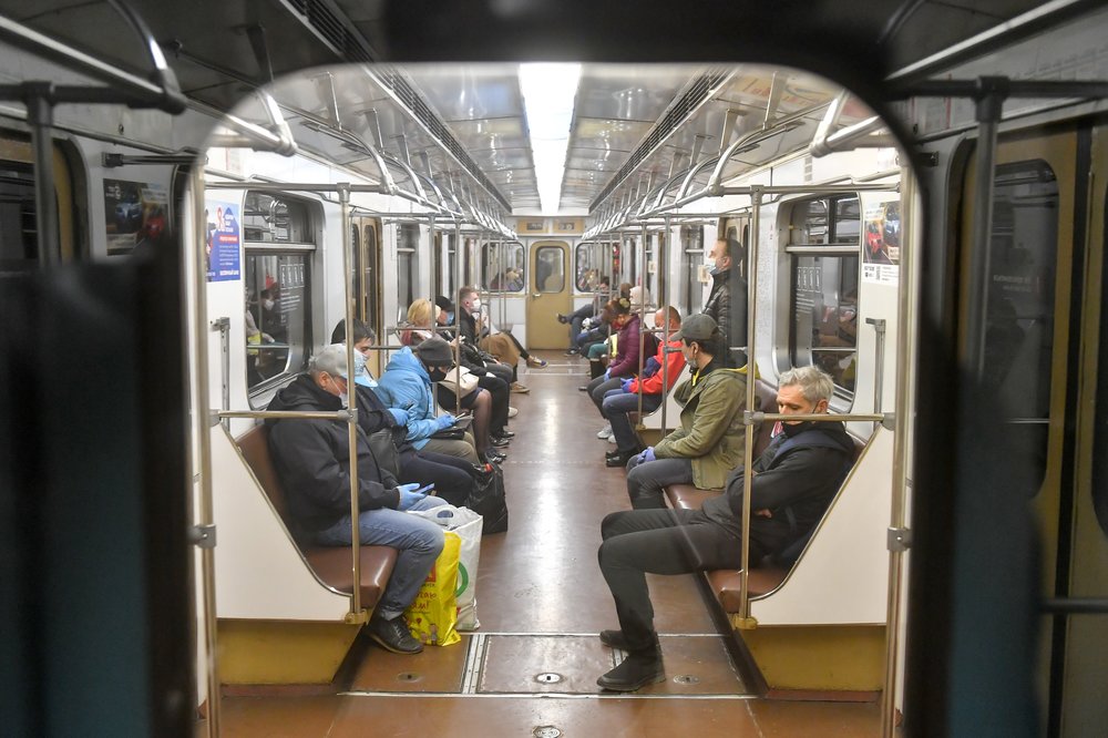 Пассажиры в вагоне метро