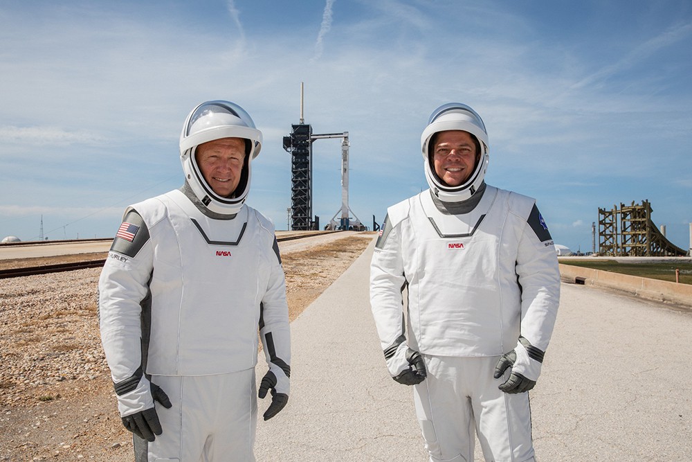 Астронавты NASA на фоне корабля Crew Dragon компании SpaceX
