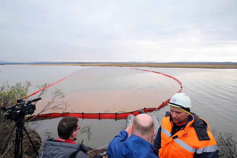 Сотрудники Морской спасательной службы проводят работы по ликвидации нефтяного пятна в устье реки Амбарная