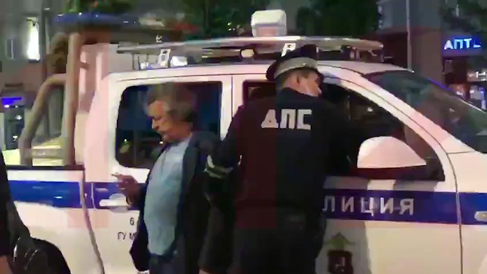 Сотрудники полиции задержали Михаила Ефремова