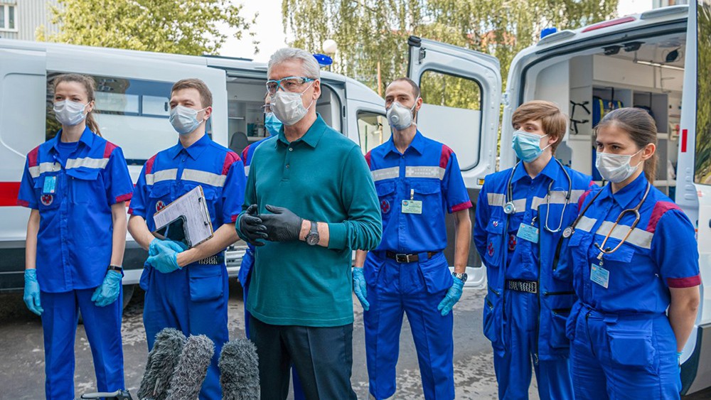 Сергей Собянин и врачи скорой помощи