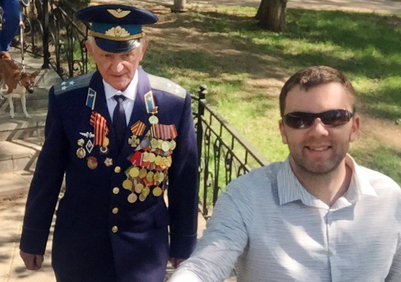 Ветеран Великой Отечественной войны Игнат Артеменко с внуком