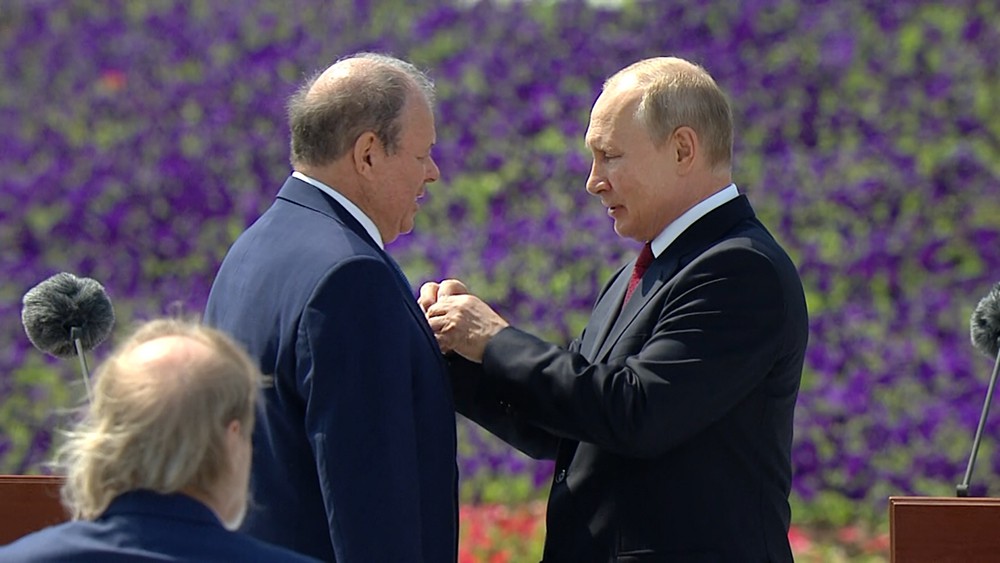 Владимир Путин вручает золотую звезду "Героя труда" Леониду Белых