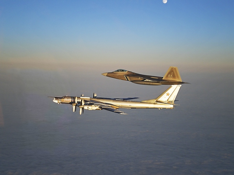 Ту-95 в сопровождении истребителя F-22 ВВС США