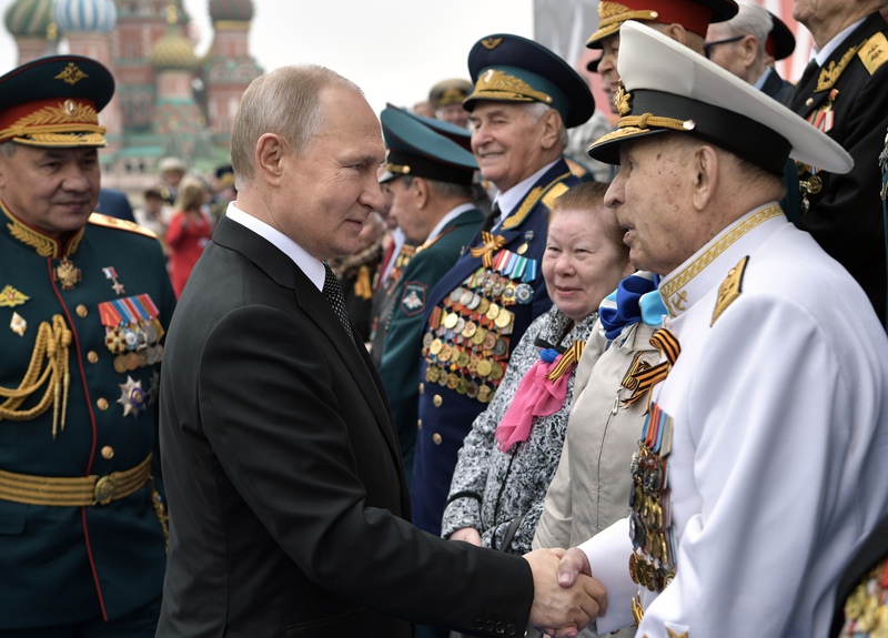 Владимир Путин общается с ветеранами 