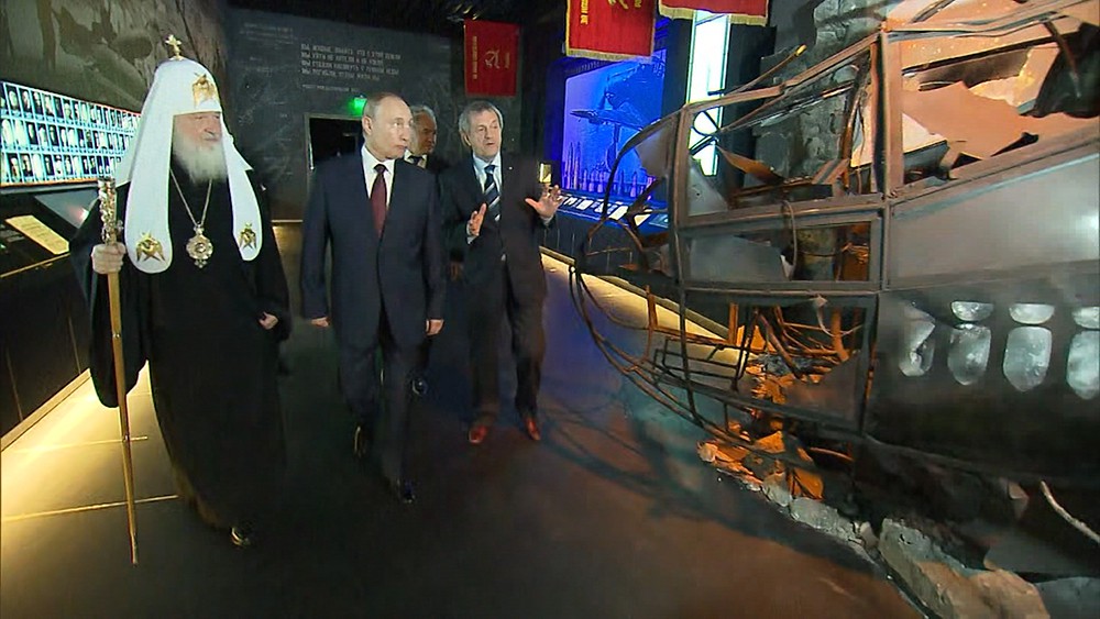 Владимир Путин осмотрел музейный комплекс "Дорога памяти"