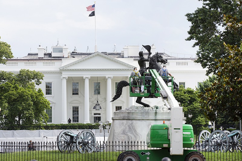 Статуя президента Джексона, напротив Белого дома