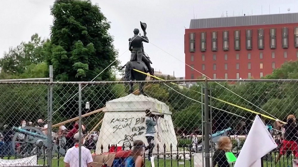 Статуя президента Джексона, напротив Белого дома