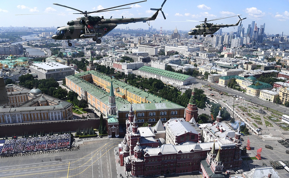 Пролет военных вертолетов над Красной площадью