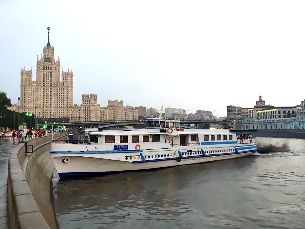 Теплоход с выпускниками столкнулся с набережной в Москве (фото