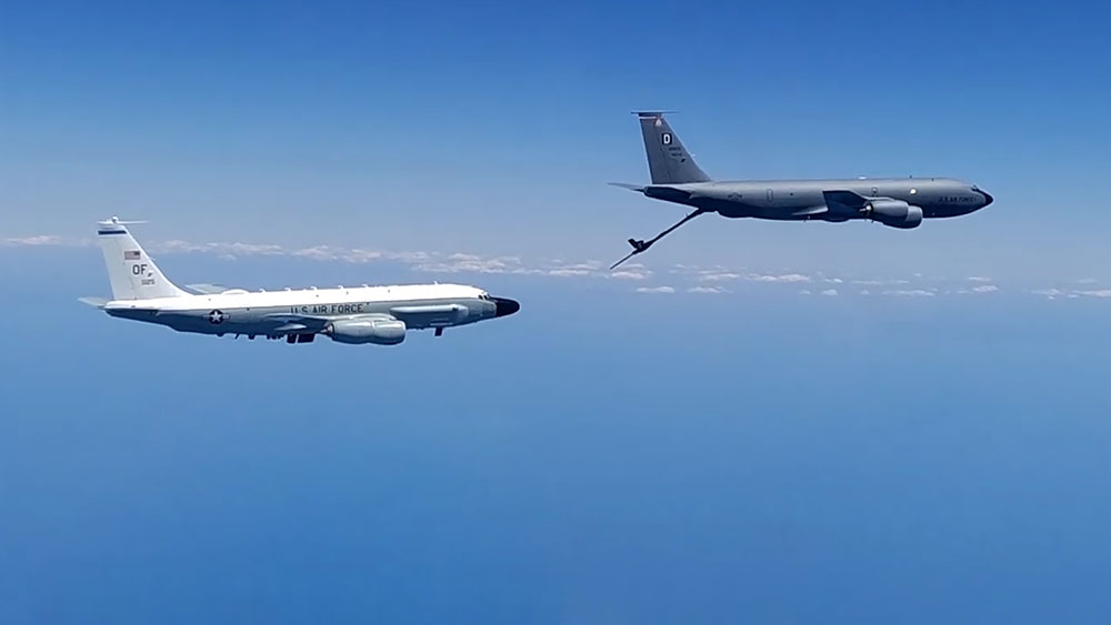 Самолет радиоэлектронной разведки ВВС США Boeing RC-135 и самолет-заправщик КС-135 ВВС США