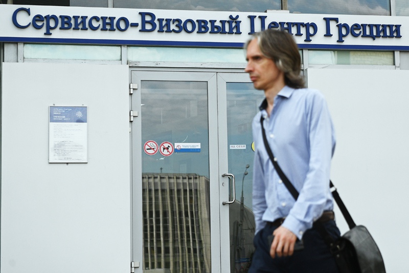 Прохожий у входа в сервисно-визовый центр Греции в Москве