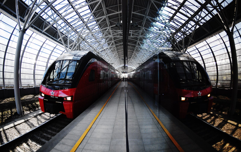 Поезд прибывает на станцию "Славянский бульвар" линии МЦД-1