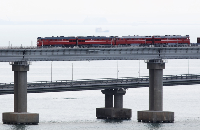 Грузовой поезд едет по Крымскому мосту