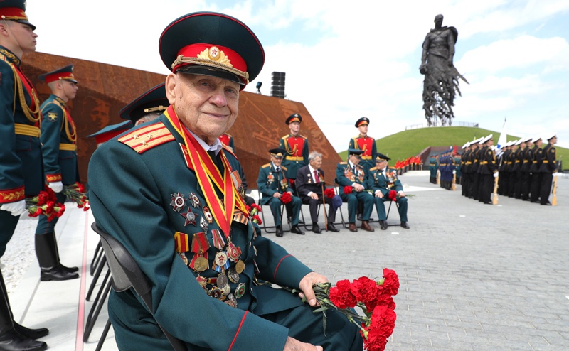 На церемонии открытия Ржевского мемориала Советскому солдату