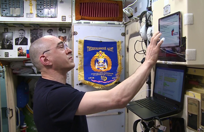 Космонавт Анатолий Иванишин стал первым в мире человеком, проголосовавшим с околоземной орбиты онлайн