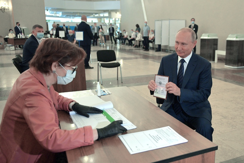 Владимир Путин во время голосования