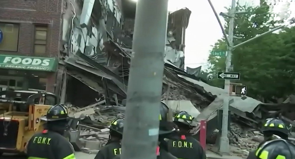 Многоэтажный дом рухнул в Нью-Йорке