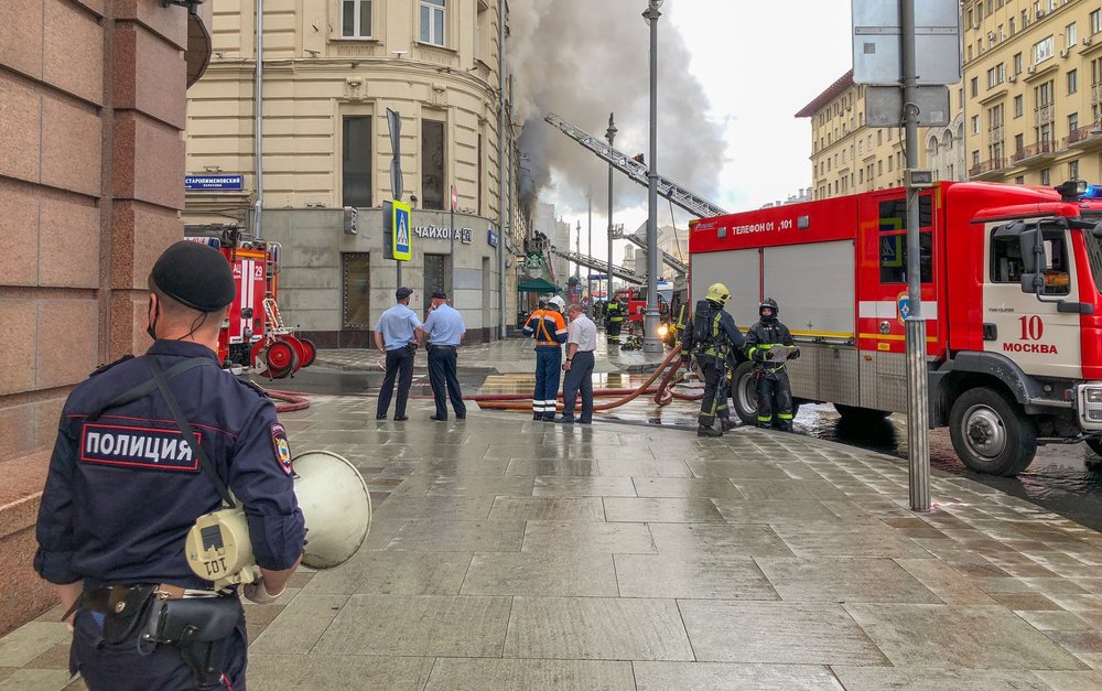 Пожарные на месте возгорания в жилом доме по адресу: ул. Тверская, д. 24