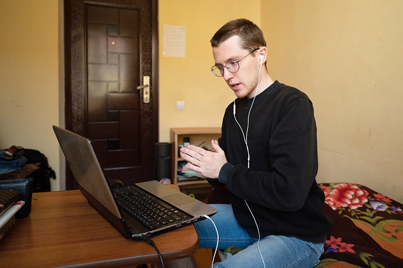 Веб дизайнер. Рабочее место it специалиста. Студенты самарского университета. Научные разработки. Студент разрабатываю.