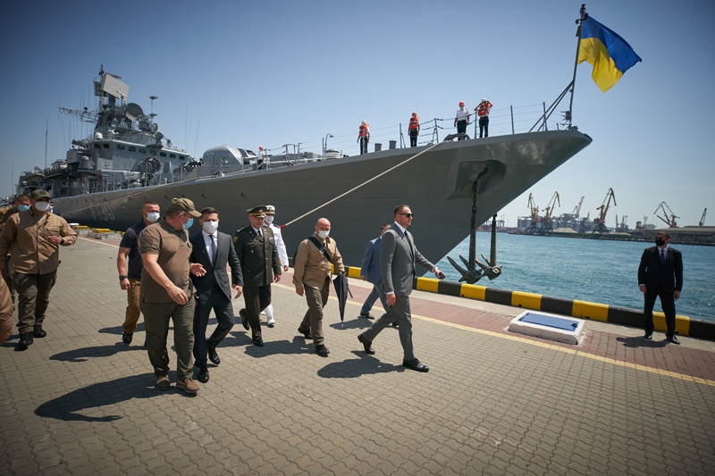 Владимир Зеленский принимает участие в военно-морском параде в честь Дня ВМС Украины