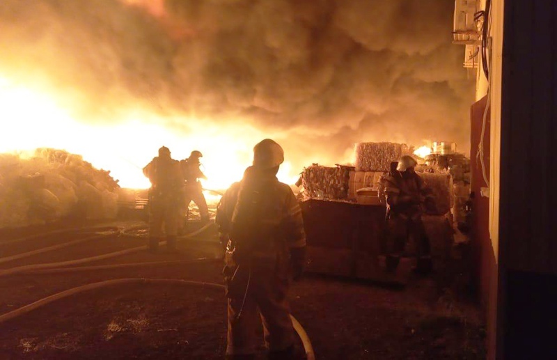 Пожар на территории компании "Татнефтепродукт" в Казани