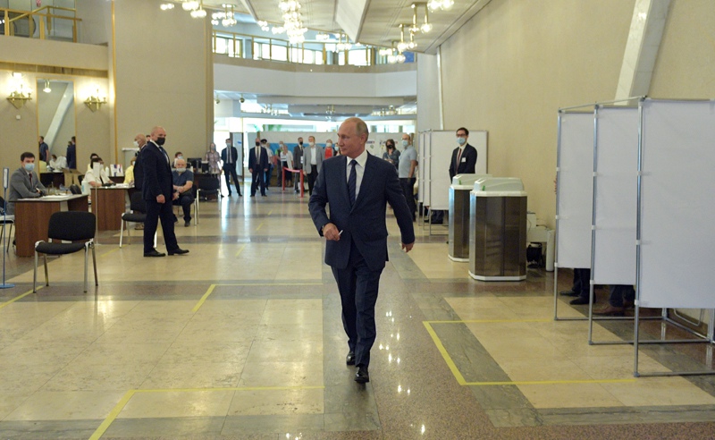 Владимир Путин на избирательном участке