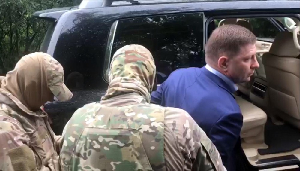 Сотрудники ФСБ России проводят задержание губернатора Хабаровского края Сергея Фургала