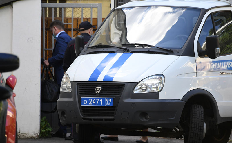 Сотрудники полиции конвоируют задержанного губернатора Хабаровского края Сергея Фургал