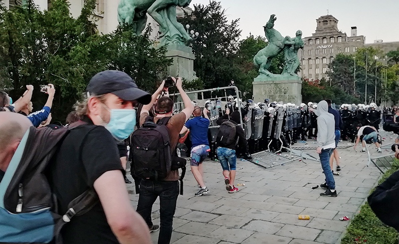 Что происходит в белграде последние новости. Сербия Россия протесты. Протесты сербов в Париже в 1995 году. В Сербии разогнали митинги. Белград в июле.