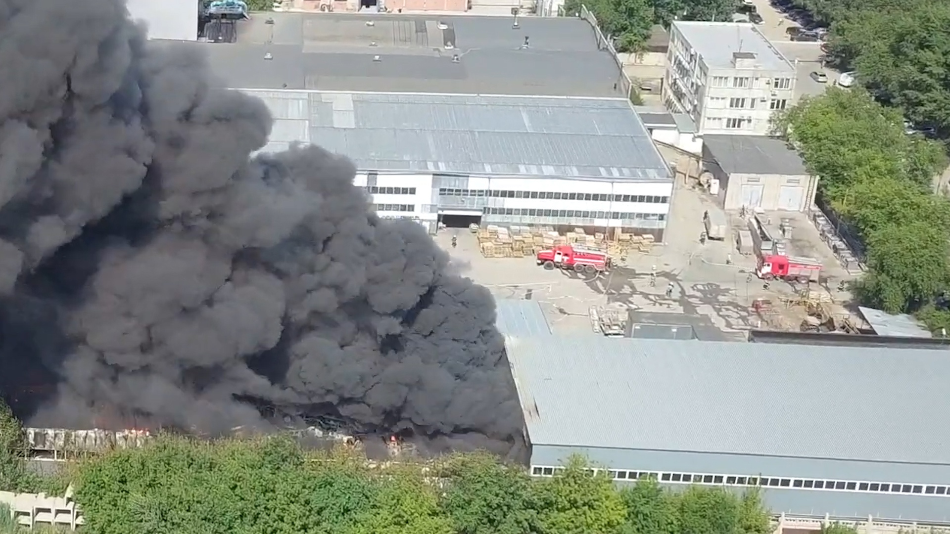Что взорвалось в самаре сегодня. Пожар в Самаре сейчас 13 июля 2020. Пожар на складе в Самаре 13 июля. Пожар на лакокрасочном заводе в Самаре. Взрыв завода в Самаре 2020.