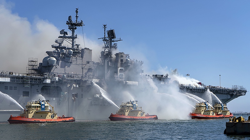 Горящий корабли ВМС США