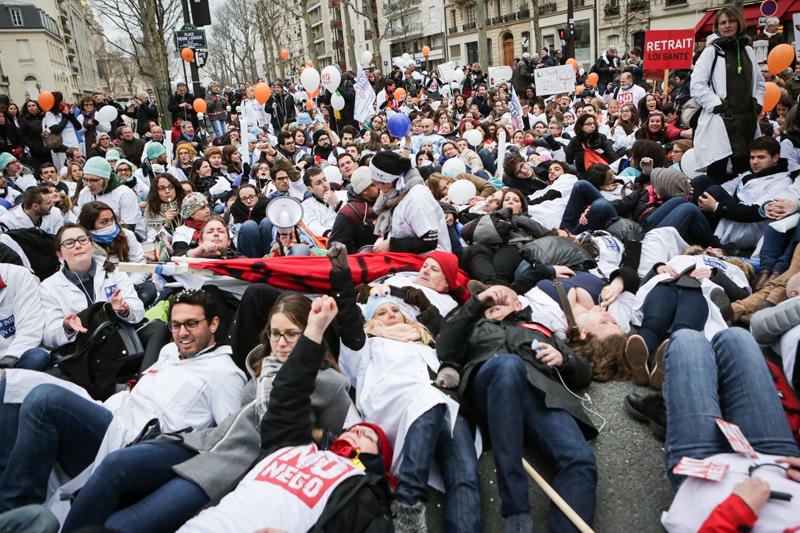 Протесты медиков в Париже