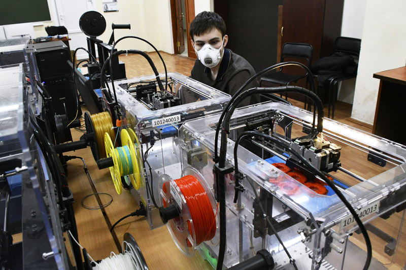Студент колледжа во время 3D-печати