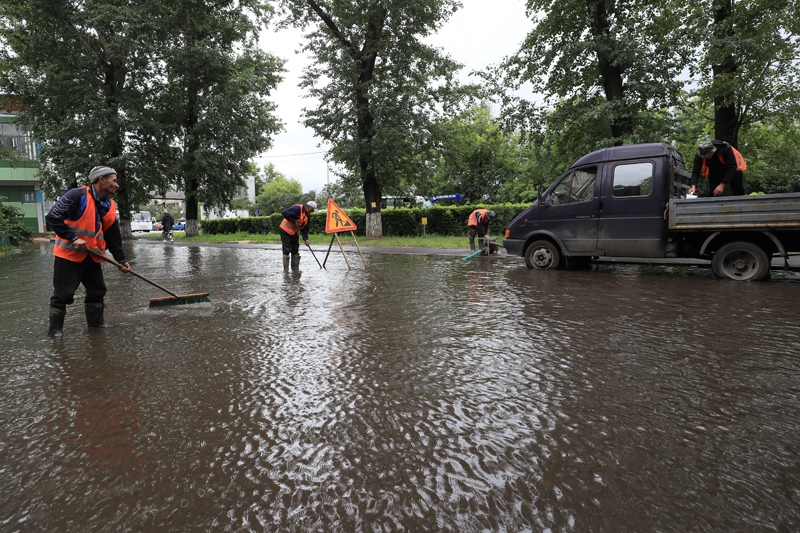 Работники коммунальных служб откачивают воду на улице Вокзальная в Красногорске