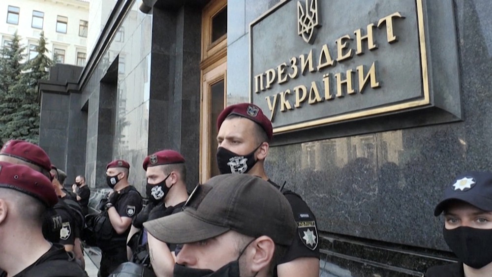 Полиция позле администрации Презедента Украины
