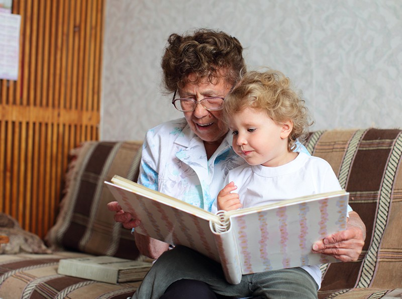 Бабушка читает сказку