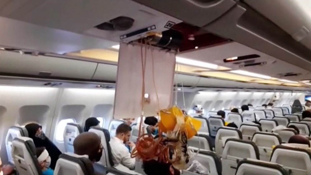 Пассажиры иранского самолета