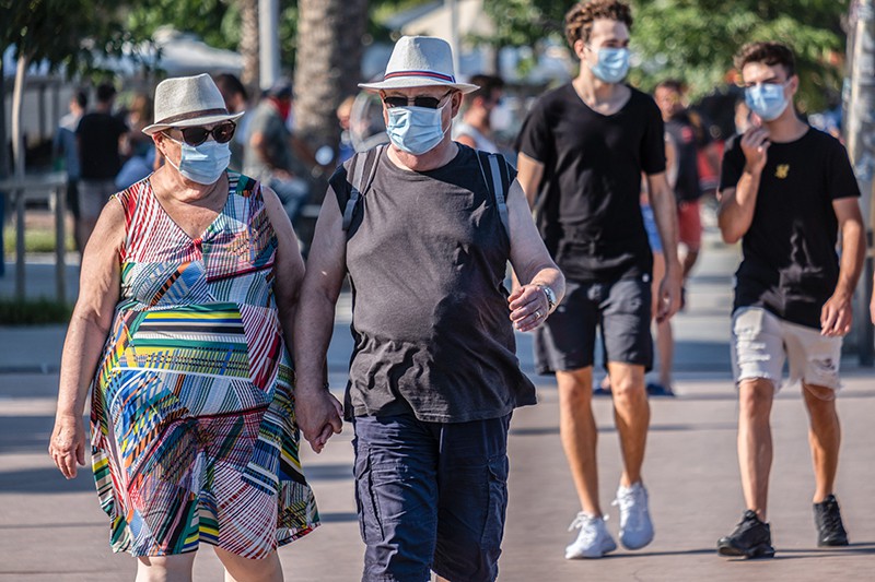 Люди в медицинских масках в Испании