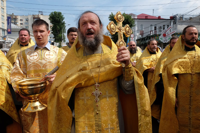 Участники крестного хода и торжественной литургии в День крещения Руси