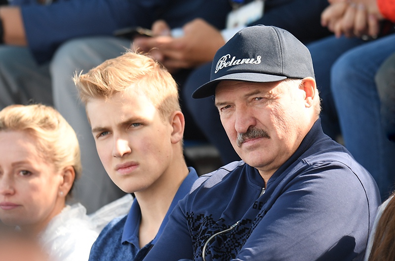 Александр Лукашенко и его сын Николай
