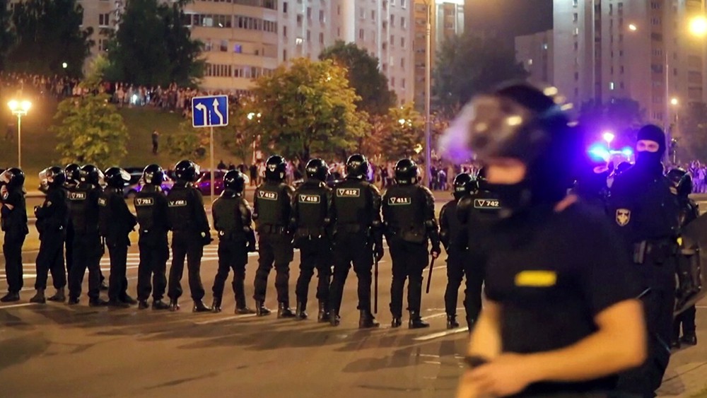 Сотрудники правоохранительных органов Белорусии во время акции протеста в Минске